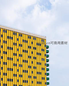 黄色建筑立面与蓝天的几何美学