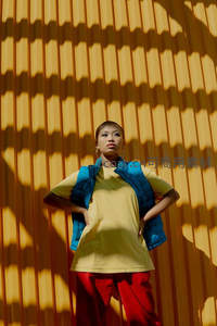 光影交错下的时尚街头人像