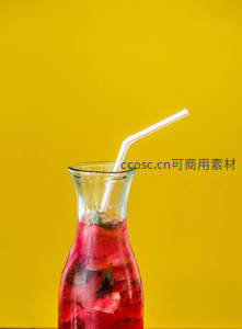 冰镇莓果饮料在明黄背景中