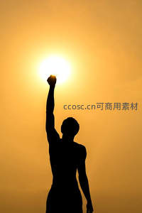 剪影人物高举手臂迎接日落光芒