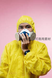 身穿黄色防护服佩戴防毒面具的人