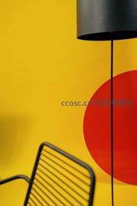 黑灯红圆映衬明黄墙面一角