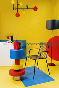 空椅静置多彩几何装置旁