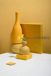 多瓶组合的黄色系静物艺术摆拍