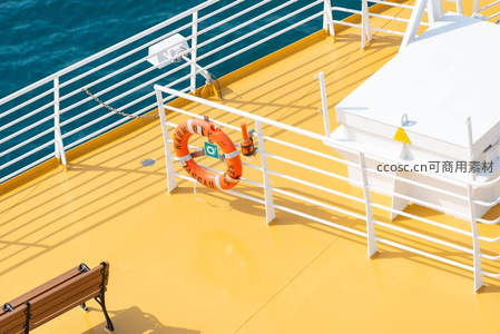 游轮甲板上的救生圈
