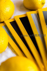 黄色相框与柠檬的创意组合静物摄影