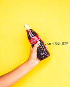 手握可口可乐玻璃瓶特写