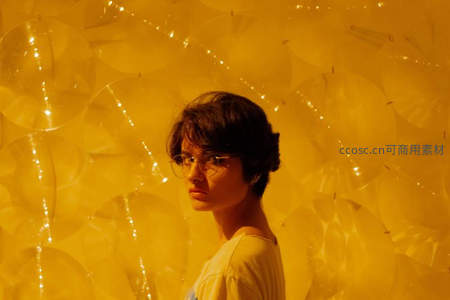 暖光气泡背景中戴眼镜的少女