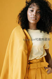 卷发美女身穿黄色套装