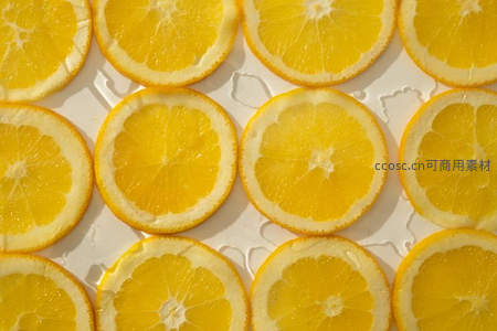 整齐排列的橙子切片，阳光下的美味