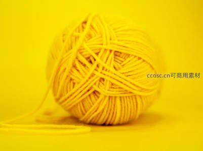 明亮黄色毛线球特写