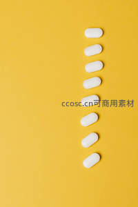 黄色背景上整齐排列的白色药片