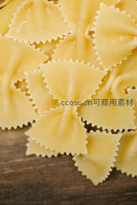 散落在木板上的蝴蝶结意面