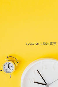 黄白双钟表静置在暖黄背景中