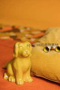 黄色陶瓷小狗与望远镜静物特写