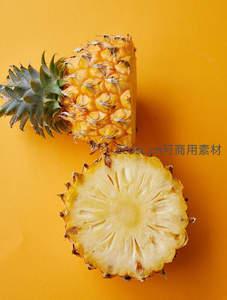 切开的菠萝展示内部果肉与外部果皮对比
