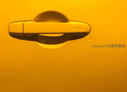 亮黄色汽车门把手特写