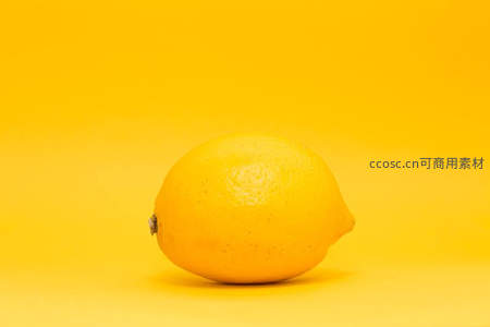 纯色背景下的新鲜柠檬
