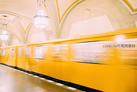 疾驰中的黄色地铁列车