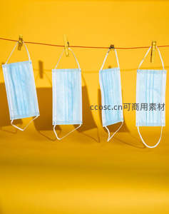 四只蓝色口罩悬挂在红色晾衣绳上