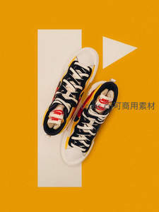 俯拍视角下几何构图的运动鞋