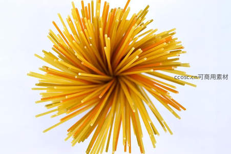 微距镜头下的意大利面放射状排列