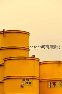 工业油桶堆叠，黄昏下的金属质感