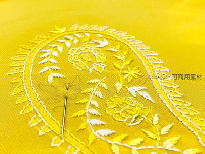 金黄布料上的精致刺绣特写