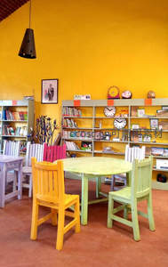 明亮黄色调儿童阅读角