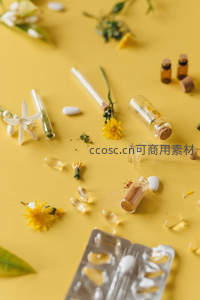 散落的药丸与花草的治愈美学