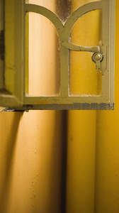 复古窗格透暖光，金属锁扣显岁月