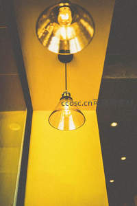 工业风吊灯散发温暖光芒