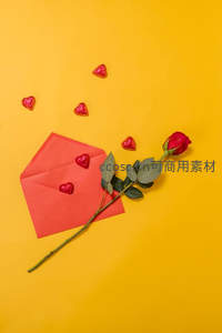 红玫瑰与心形巧克力情书