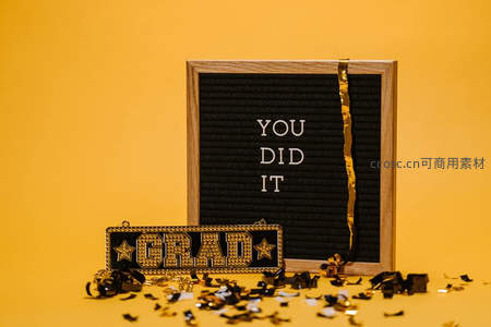 金色背景下的毕业庆祝标语与装饰