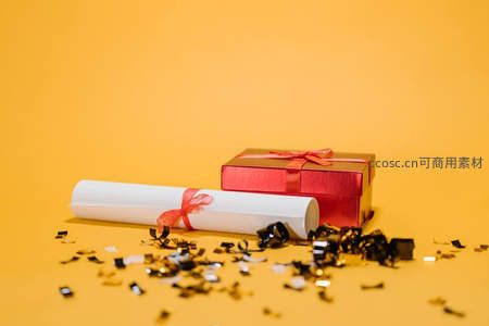 卷轴证书与礼盒在金色背景中庆贺