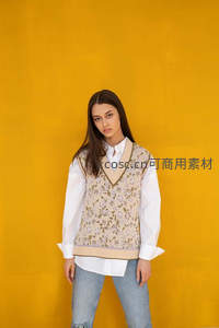 时尚少女身着刺绣马甲，简约白衬衫配牛仔裤