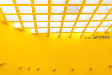 几何线条构成的黄色天花板，现代简约设计感十足