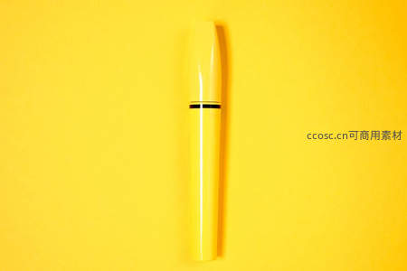 单支黄色睫毛膏置于纯黄背景