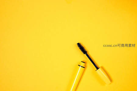 黄色背景下的睫毛膏特写