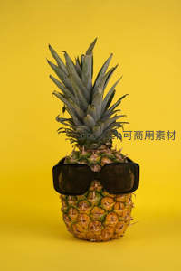 戴墨镜的菠萝趣味摆拍