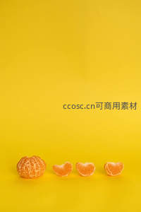 剥开的橘子与果瓣排列在明亮黄背景上