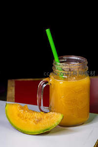 新鲜哈密瓜汁与果肉的清爽特写