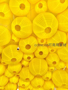 金黄灯笼满天挂，节日喜庆氛围浓