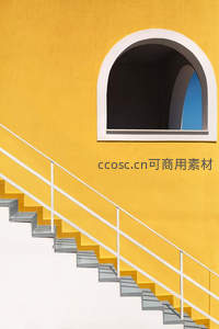 明黄墙面配拱窗楼梯，现代建筑美学