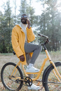 黄衣男子林间骑车通话