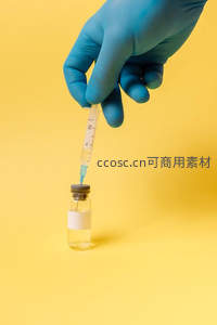 蓝色手套抽取药液特写