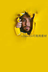 男子撕破黄纸探头凝视