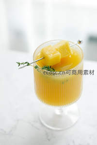 金黄菠萝汁配香草装饰特写