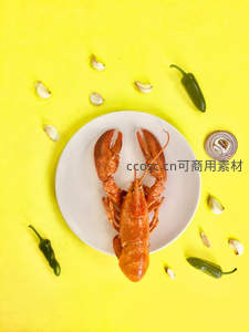 鲜红龙虾配青椒蒜瓣摆盘