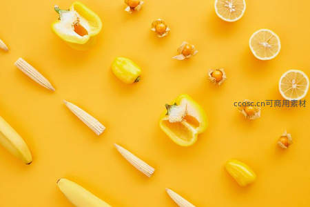 俯拍视角下黄色蔬果平铺构成艺术拼贴